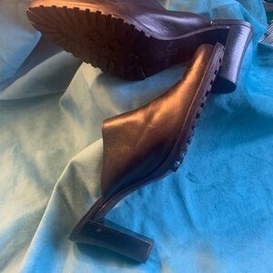 Chic Black High-Heeled Mules with Textured Sole